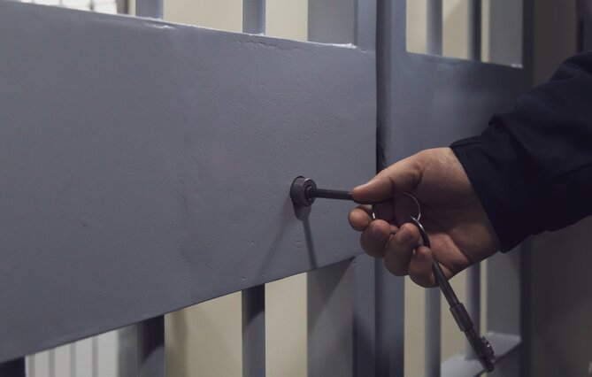 Le recours contre l'isolement judiciaire n'a pas à être tranché à bref délai